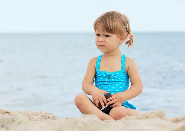 Petite fille jouant sur le rivage de la mer — Photo