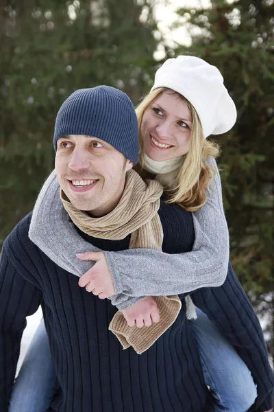 Couple in the park in winter — Stock Photo, Image