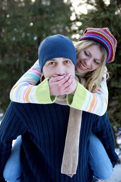 Casal no parque no inverno — Fotografia de Stock