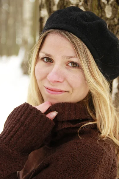 Girl in the park in winter — Stock Photo, Image