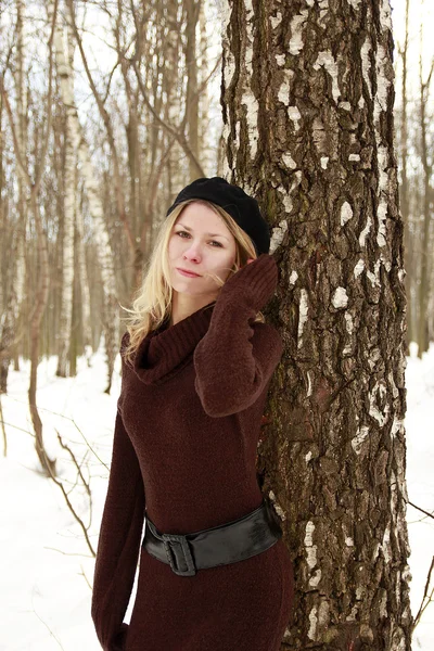 Girl in the park in winter — Stock Photo, Image