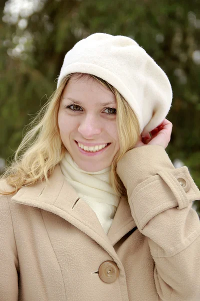 Dívka v parku v zimě — Stock fotografie