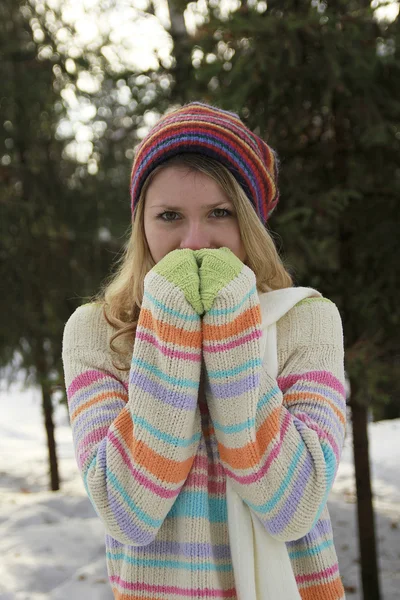 Girl in the park in winter — Stock Photo, Image