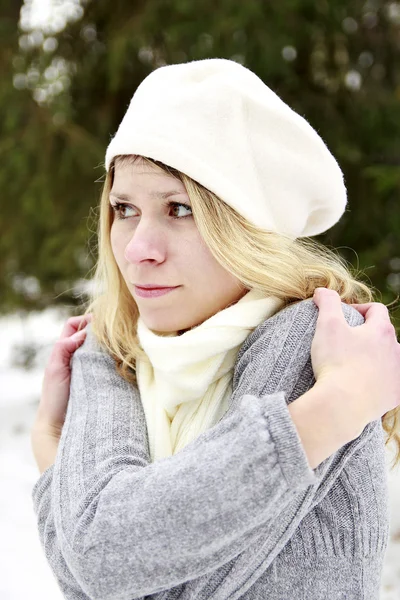 Flicka i parken på vintern — Stockfoto