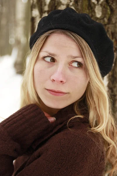 Ragazza nel parco in inverno — Foto Stock