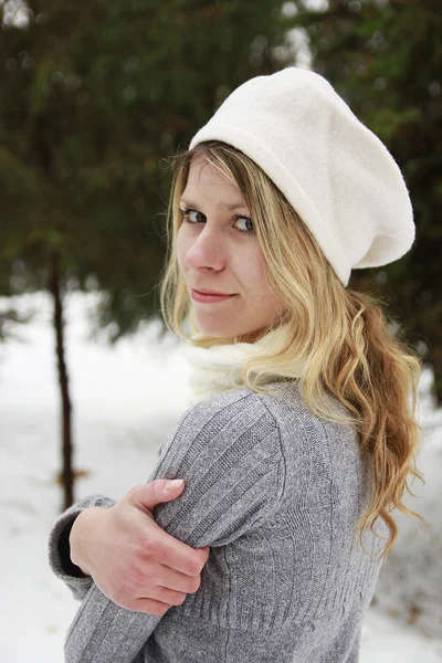 Girl in the park in winter — Stock Photo, Image