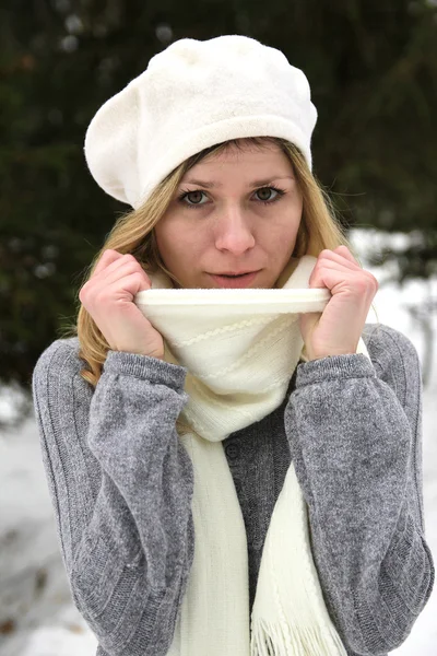 Girl in the park in winter — Stock Photo, Image