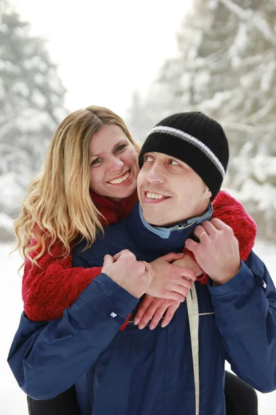 Casal no parque no inverno — Fotografia de Stock