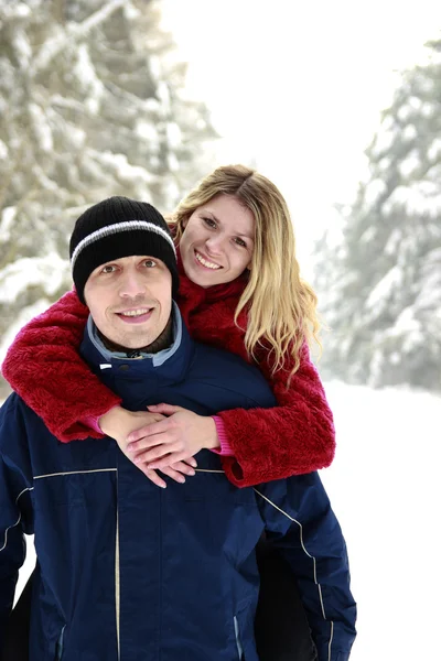 Couple in the park in winter — Stock Photo, Image