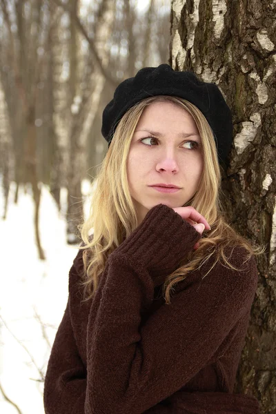 Flicka i parken på vintern — Stockfoto