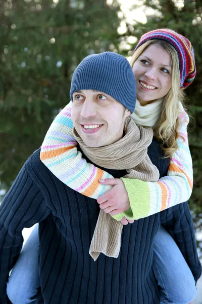 Koppel in het park in de winter — Stockfoto