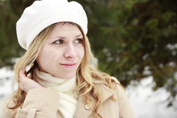 Ragazza nel parco in inverno — Foto Stock