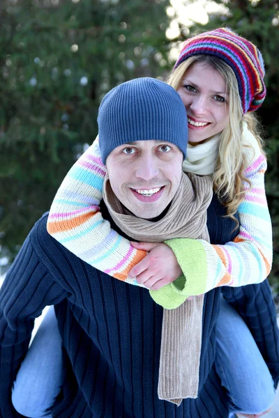 Couple dans le parc en hiver — Photo