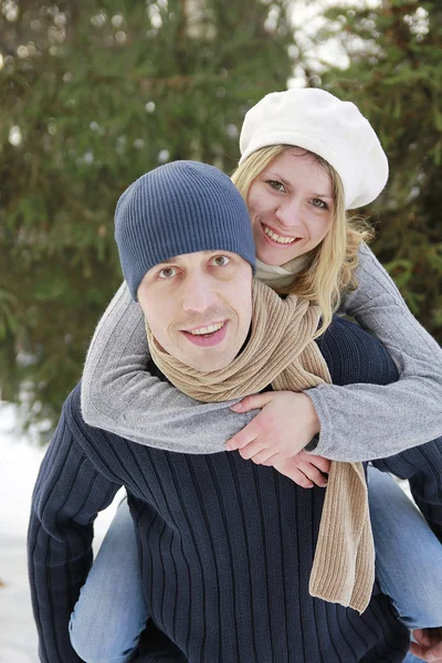 Par i parken på vintern — Stockfoto