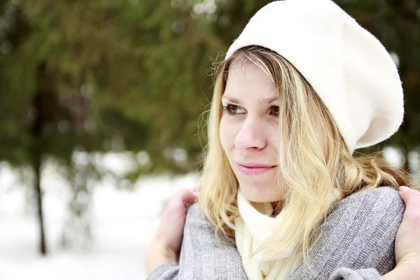 Girl in the park in winter — Stock Photo, Image