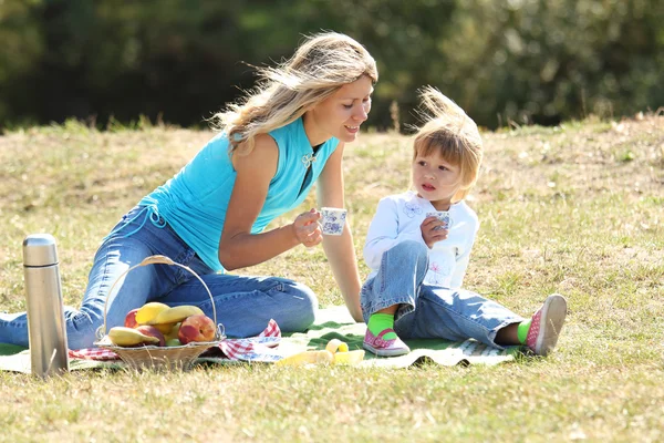 Mom and daughter on picnic — Stock Photo, Image