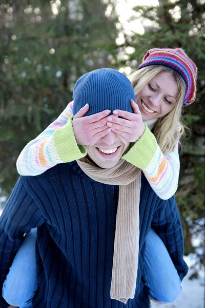 Casal no parque no inverno — Fotografia de Stock