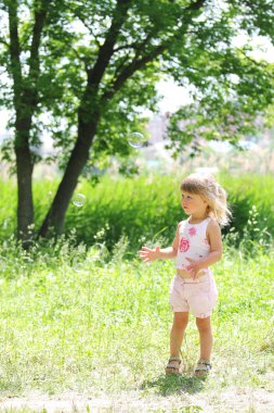 Sabun köpüklü kız