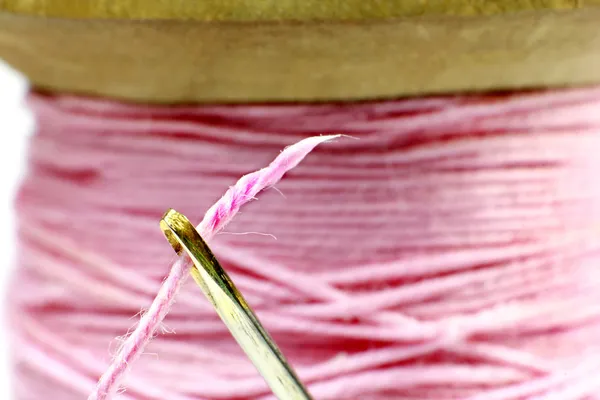 Macro needle and thread — Stock Photo, Image