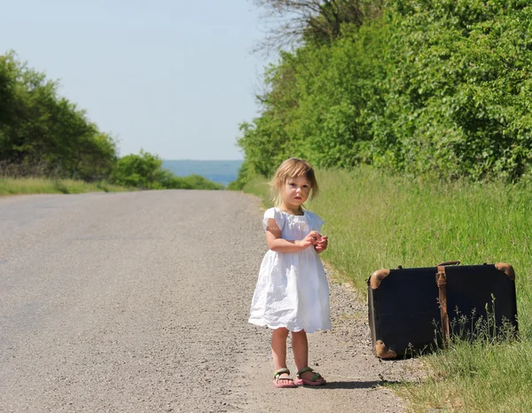 Belle petite fille avec une valise — Photo