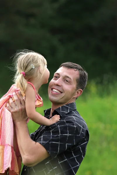 Baba ile güzel küçük kız oyun — Stok fotoğraf