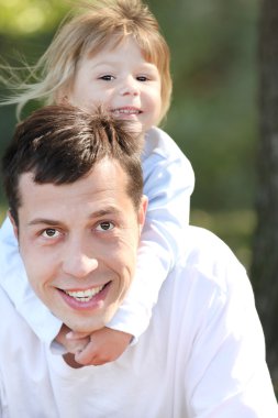 küçük kız oyun doğada baba ile