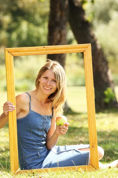 Mladá žena v rámu — Stock fotografie