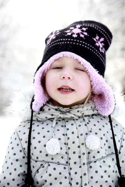 Girl in the park in winter — Stock Photo, Image