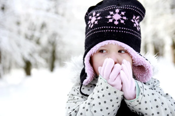 Menina no parque no inverno — Fotografia de Stock