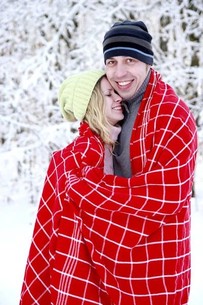 Casal no parque no inverno — Fotografia de Stock