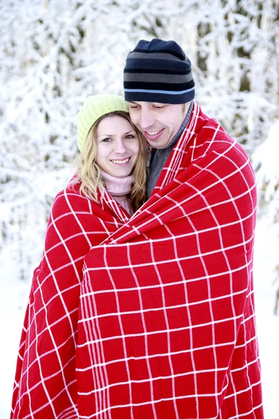 Casal no parque no inverno — Fotografia de Stock