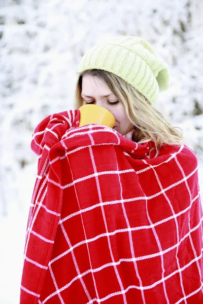 Girl in the park in winter — Stock Photo, Image