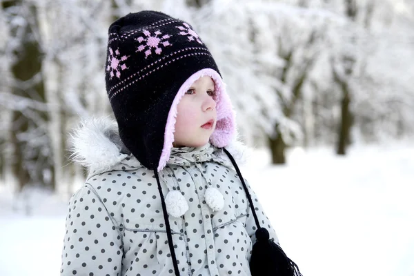 Κορίτσι στο πάρκο το χειμώνα — Φωτογραφία Αρχείου