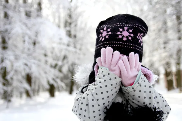 Girl in the park in winter — Stock Photo, Image