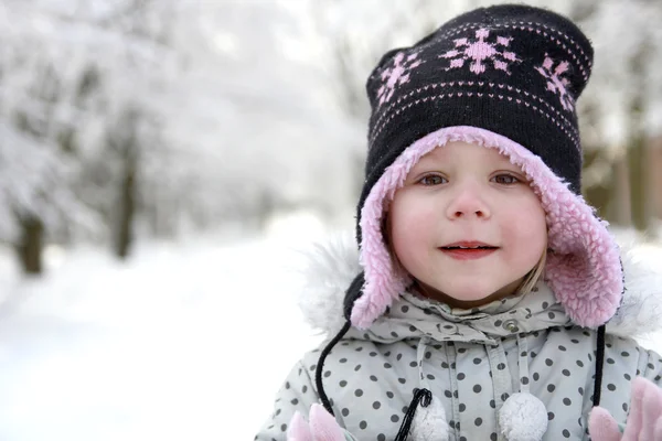 Girl in the park in winter — Stock Photo, Image