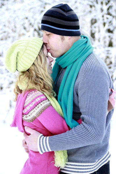 Casal no parque no inverno — Fotografia de Stock