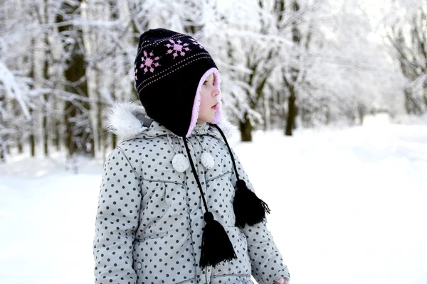 Fille dans le parc en hiver — Photo