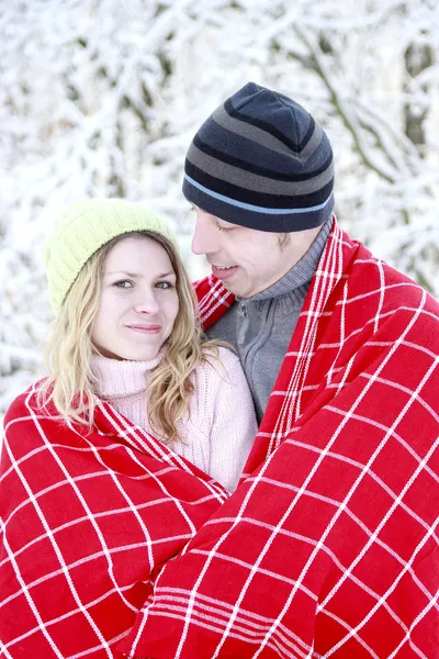 Paar im Winter im Park — Stockfoto