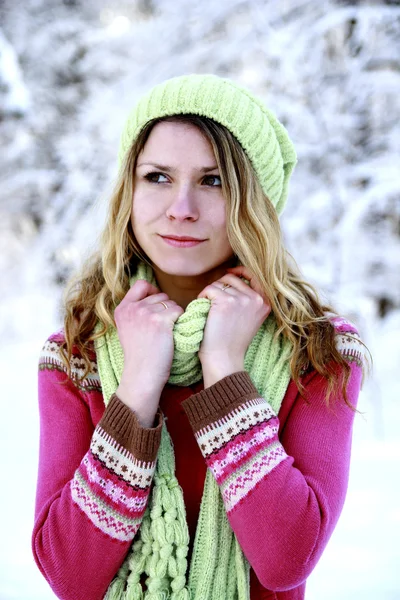 Ragazza nel parco in inverno — Foto Stock