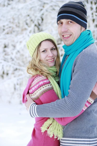 Casal apaixonado no parque no inverno — Fotografia de Stock