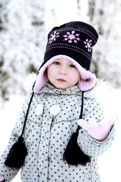 Girl in the park in winter — Stock Photo, Image