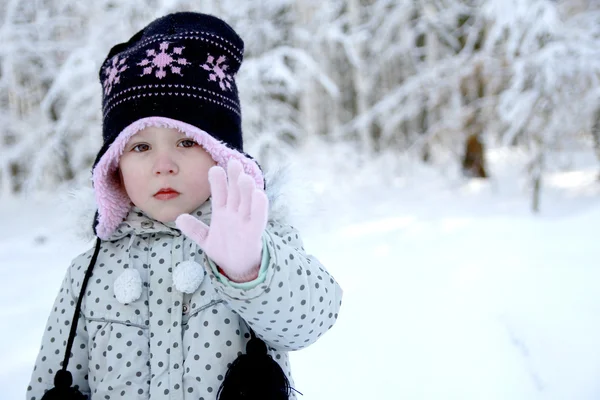 Fata din parc iarna — Fotografie, imagine de stoc