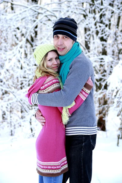 Casal no parque no inverno — Fotografia de Stock