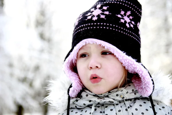 Flicka i parken på vintern — Stockfoto