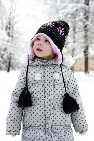 Girl in the park in winter — Stock Photo, Image