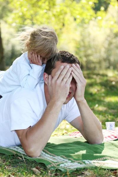 Menina brincar com o pai na natureza — Fotografia de Stock