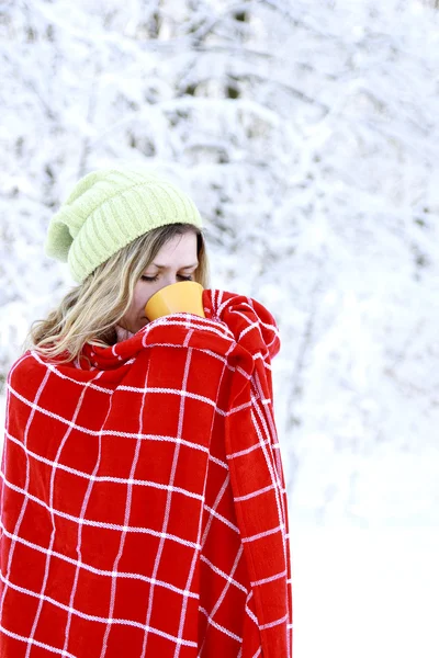 Girl in the park in winter — Stock Photo, Image