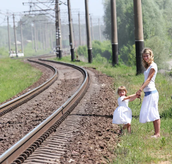 Ferrovia e una madre con sua figlia — Foto Stock