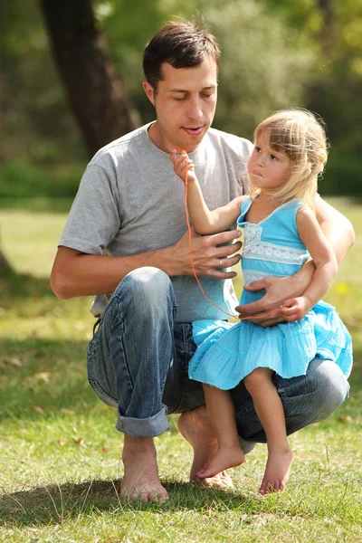 Otec s dcerou na přírodu — Stock fotografie