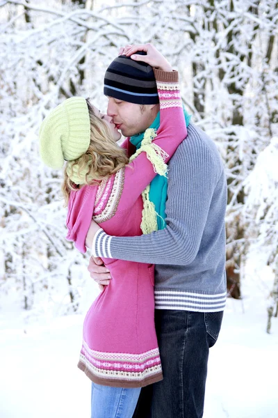 Par i parken på vintern — Stockfoto